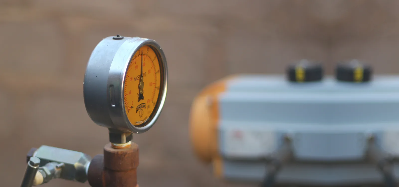 Pressure gauge on a hydrogen installation