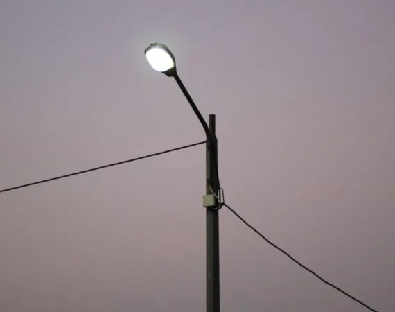 Street lamp powered by natural hydrogen
